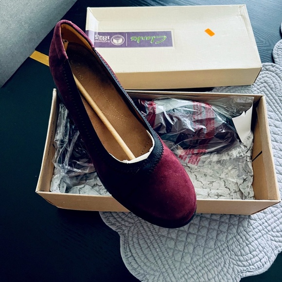 Clarks Artisan Daelyn Hill Burgundy Suede Loafers New in Size 11 New in Box - Picture 2 of 9